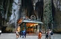 BATU CAVES. Dietro la maestosa grotta principale ne esiste una più piccola quasi simile a un atrio