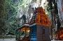 BATU CAVES. La magia dei luoghi di culto all'interno di scenari naturali