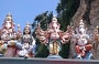 BATU CAVES. Sculture dipinte a colori psichedelici di divinità hindu disposte in modo da rappresentare scene del Bhagavad Gita e altri testi sacri