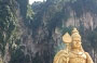 BATU CAVES. La gigantesca statua della divinità Muruga (o Signore Subramaniam) a fianco della ripida scalinata 