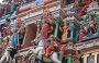 SRI MAHAMARIAMMAN TEMPLE. Particolare del gopurum policromo e sovraccarico di divinità
