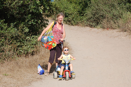 MAREMMA CON IL BEBE’ - Primo giorno di mare, ecco il nostro piccolo Luca con il suo triciclo rombante