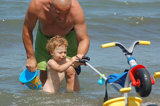 LA GIANNELLA - Non basta più il polipo, anche il triciclo è finito in acqua!