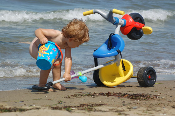 SPIAGGIA DELLA GIANNELLA - Quanto lavoro per un bimbo così piccolo!