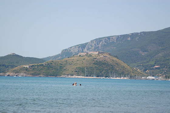 ARGENTARIO - Dalla spiaggia della Feniglia vista su Porto Ercole e una delle tante fortificazioni del Monte Argentario