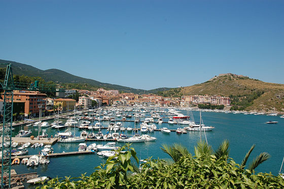 PORTO ERCOLE - Un centro portuale più piccolo di Porto Santo Stefano adagiato in posizione pittoresca tra le fortezze spagnole