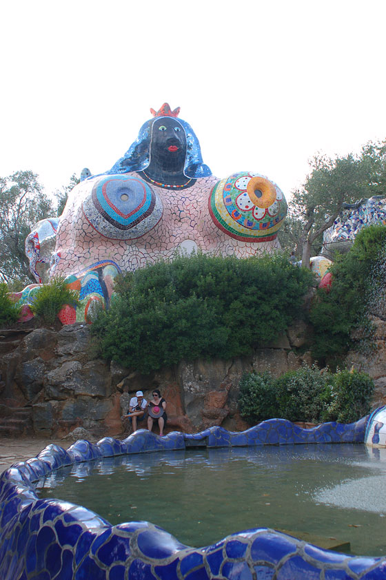GIARDINO DEI TAROCCHI - L'Imperatrice-Sfinge, enorme ed opulenta, si affaccia sulla piazza sottostante in posizione dominante sull'intero Giardino