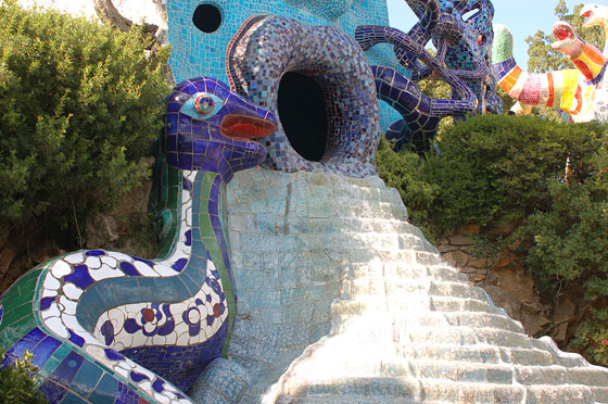 GIARDINO DEI TAROCCHI - La grande bocca aperta della Papessa è ispirata all'Orco di Bomarzo