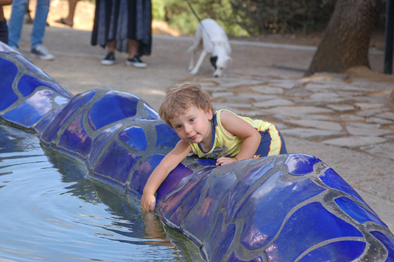 GIARDINO DEI TAROCCHI - Luca assapora l'acqua della fontana centrale