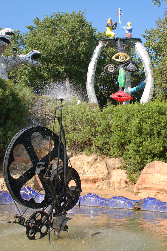 GIARDINO DEI TAROCCHI - Al centro della vasca circolare vi è la Ruota della Fortuna e sullo sfondo il Papa