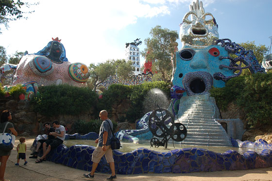 IL GIARDINO DEI TAROCCHI - La grande piazza centrale è occupata da una vasca e sovrastata dalle figure della Papessa e del Mago, i primi arcani maggiori dei Tarocchi che segnano l'inizio del percorso