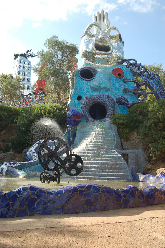 GIARDINO DEI TAROCCHI - La serpeggiante scalinata blu intenso sotto la quale è nascosto l'accesso all'interno della testa-fontana della Papessa