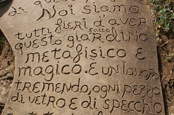IL GIARDINO DEI TAROCCHI - Sul cemento dei percorsi Niki de Saint Phalle ha inciso appunti di pensiero, memorie, numeri, citazioni, disegni, messaggi di speranza e di fede