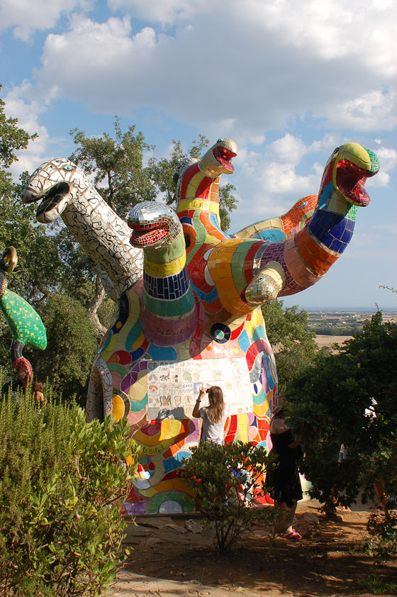GIARDINO DEI TAROCCHI - Il tutto-tondo dell'Appeso coronato da teste di serpenti è ricoperto di iscrizioni, graficismi e disegni di Tinguely e di Niki de Saint Phalle
