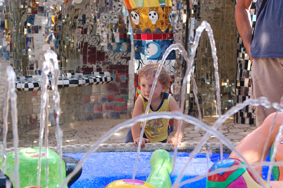 GIARDINO DEI TAROCCHI - Luca adora gli zampilli d'acqua