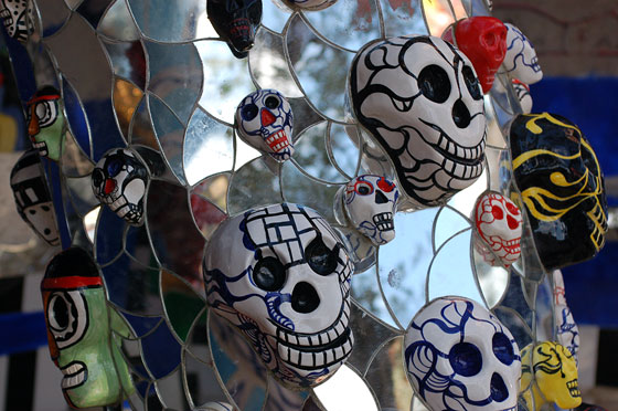 GIARDINO DEI TAROCCHI - Teschi sulle colonne del cortile del castello dell'Imperatore