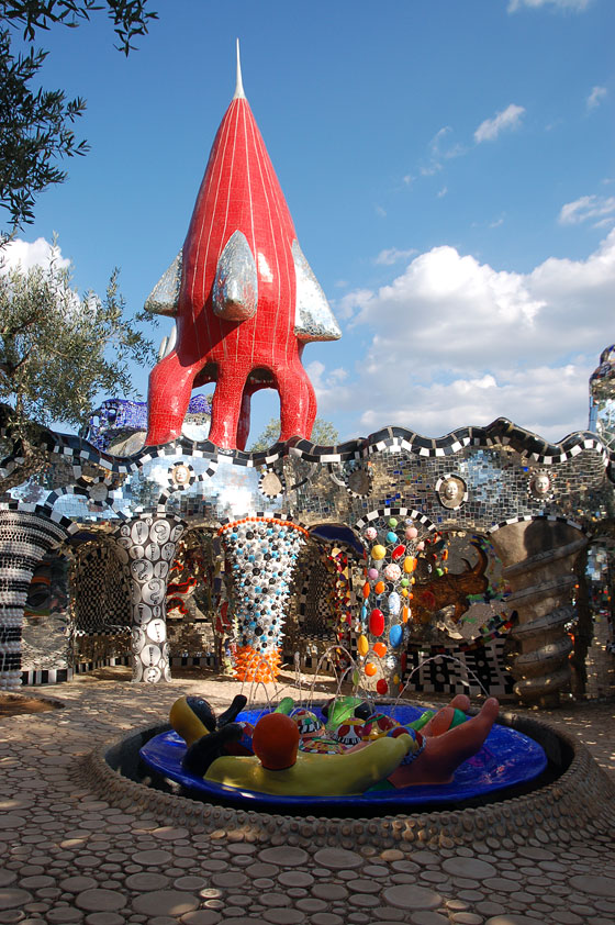 GIARDINO DEI TAROCCHI - L'Imperatore con il razzo rosso rivolto verso il cielo simboleggia il Maschile