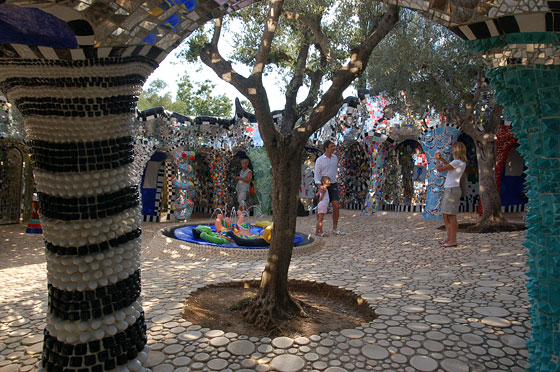GIARDINO DEI TAROCCHI - Il cortile del castello dell'Imperatore
