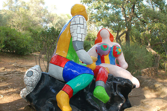GIARDINO DEI TAROCCHI - Le coloratissime sculture degli Innamorati, in poliestere, consumano il loro pic-nic sedute sul muretto