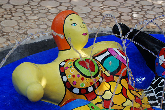 GIARDINO DEI TAROCCHI - Una delle quattro felici nanas che schizzano getti d'acqua dai seni nella fontana circolare del Castello dell'Imperatore