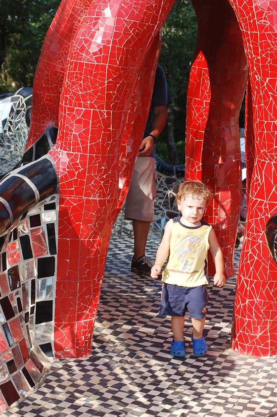 GIARDINO DEI TAROCCHI - Le grandi sculture coperte da mosaici sono particolarmente gradite ai bambini piccoli