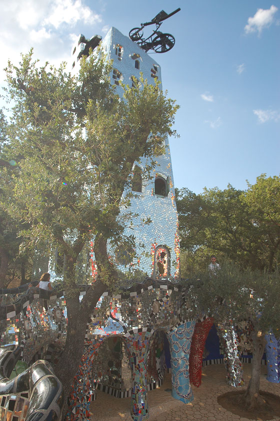 GIARDINO DEI TAROCCHI - Sul retro del Castello dell'Imperatore si eleva la Torre, rivestita di specchi e spezzata dalla violenza del fulmine-macchina