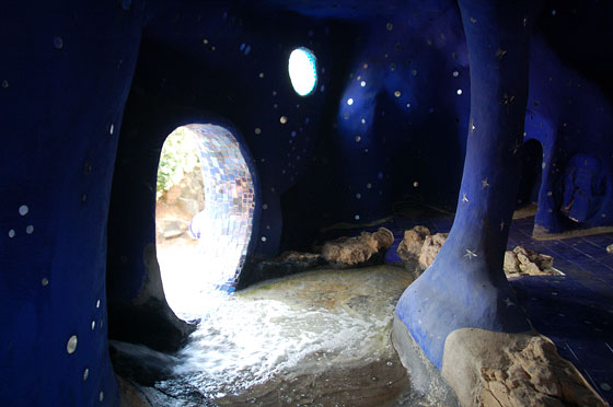 GIARDINO DEI TAROCCHI - La bocca della testa-fontana della Papessa, da cui sgorga l'acqua che dalla scalinata raggiunge la fontana centrale