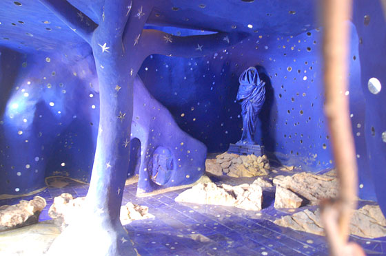 GIARDINO DEI TAROCCHI - L'interno della testa-fontana della Papessa, dipinto di azzurro con stelle argentee