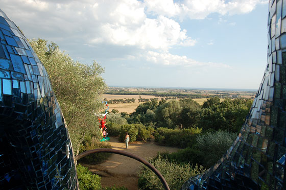 GIARDINO DEI TAROCCHI - Vista sul panorama dalla terrazza dell'Imperatrice