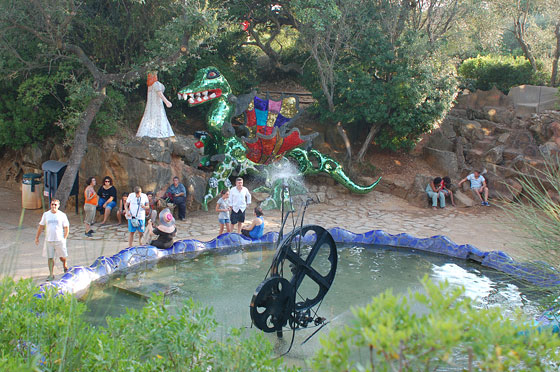 GIARDINO DEI TAROCCHI - La Forza, oltre la grande vasca della piazza centrale e la Ruota della Fortuna di Jean Tinguely