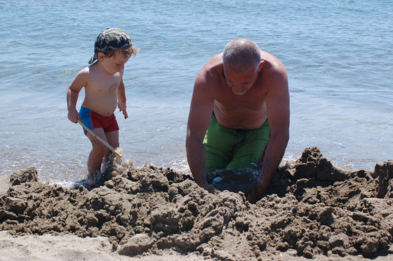 SPIAGGIA DELLA FENIGLIA - E' proprio un capocantiere il nostro piccolo Luca ed il babbo al lavoro