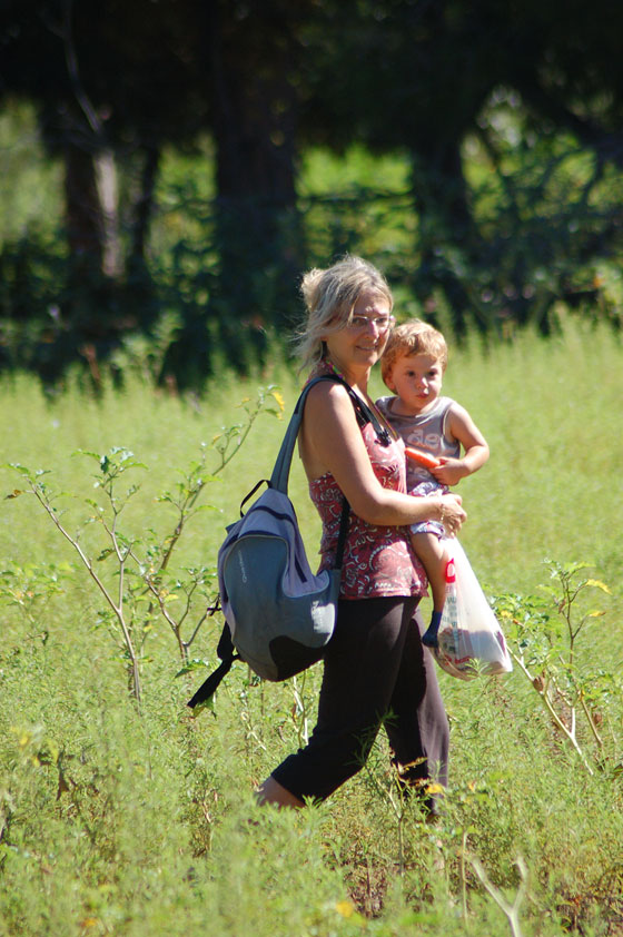 RISERVA NATURALE DELLA FENIGLIA - Luca e mamma attraversano la 