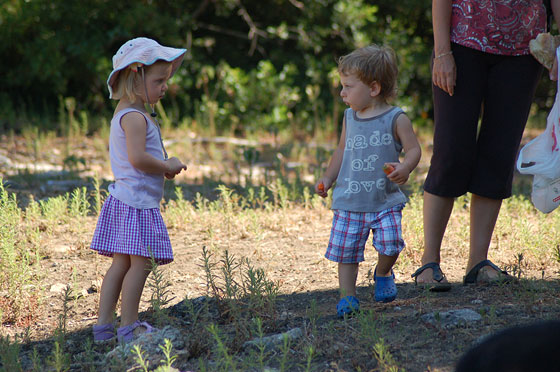 PINETA DELLA FENIGLIA - Luca si diverte con i bimbi più grandi e guarda a loro con tanto interesse