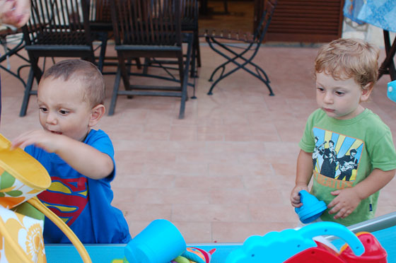 GIARDINO DI CAPALBIO - Luca e Giacomo giocano insieme prima di cena all'Agriturismo Argentario