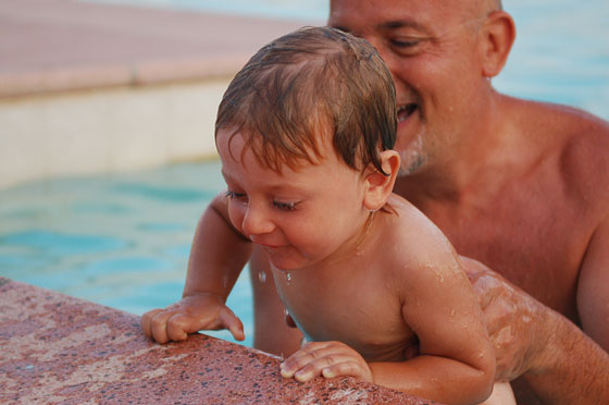 AGRITURISMO MONTEPOZZALINO - Ciaf ciaf in piscina con il babbo poco prima di cena