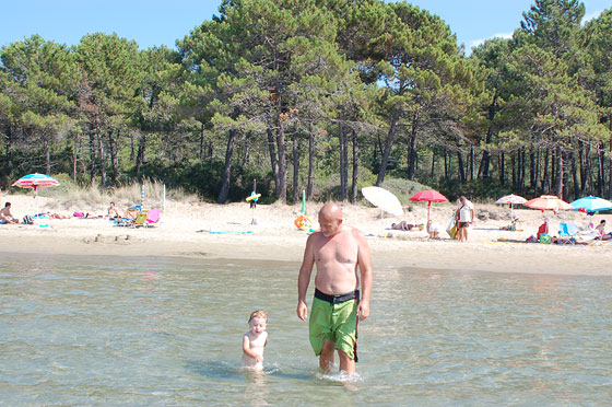 PUNTA ALA - Circondata dal mare in tre lati, su un solo lembo confina con una estesa pineta che si trasforma in macchia nelle zone più interne