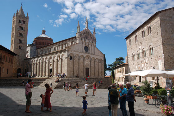 MASSA MARITTIMA - La cattedrale di San Cerbone è disposta in posizione asimmetrica rispetto a Piazza Garibaldi - sulla destra il Palazzo del Podestà