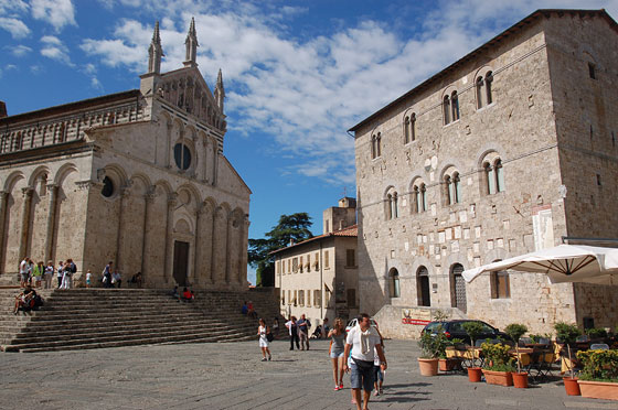 MASSA MARITTIMA - La cattedrale di San Cerbone è disposta in posizione asimmetrica rispetto a Piazza Garibaldi - sulla destra il Palazzo del Podestà
