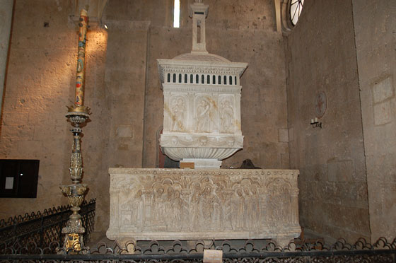 MASSA MARITTIMA - Il monumentale fonte battesimale all'interno della Cattedrale di San Cerbone