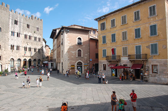 MASSA MARITTIMA - Il Palazzo del Comune, sulla sinistra, si affaccia su Piazza Garibaldi imponente struttura in travertino