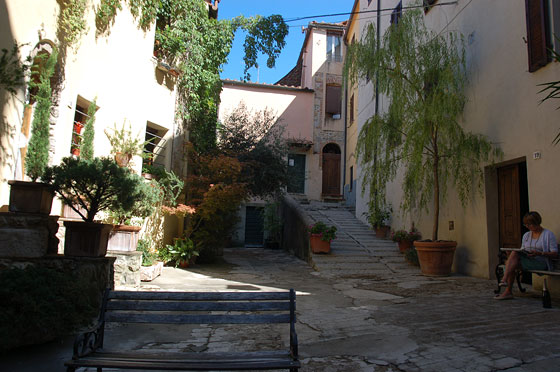 MASSA MARITTIMA - Scorci dalle stradelle del borgo medievale