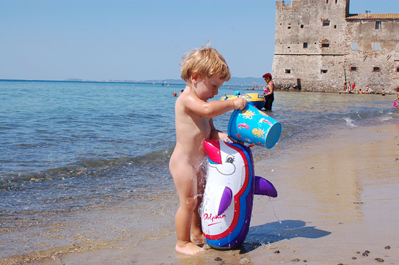 TORRE MOZZA - Mare cristallino e sabbia per una delle spiagge più frequentate del litorale