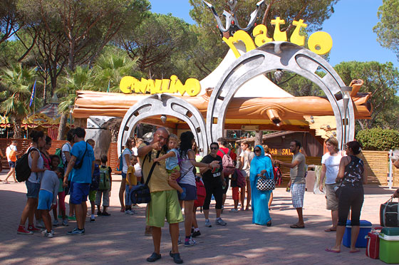 MARINA DI CASTAGNETO CARDUCCI - Evviva, oggi siamo in gita al più grande parco di divertimenti della Toscana, il Cavallino Matto