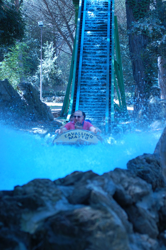 CAVALLINO MATTO - Colorado Boats: li vediamo soltanto i tronchi galleggianti sul fiume Colorado e discendenti da emozionanti cascate perchè Luca non raggiunge ancora i 90 cm