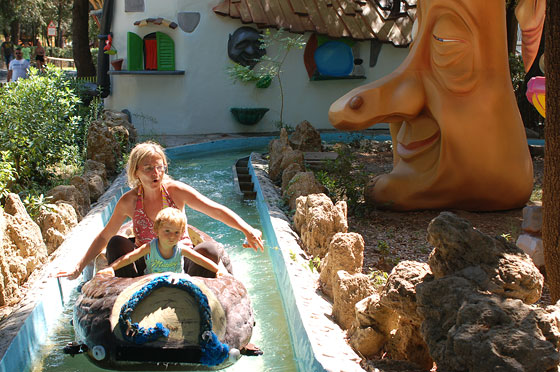 MARINA DI CASTAGNETO CARDUCCI - Urrà, mamma e Luca nella canoa delle favole, una delle attrazioni per i bimbi piccoli del Cavallino Matto