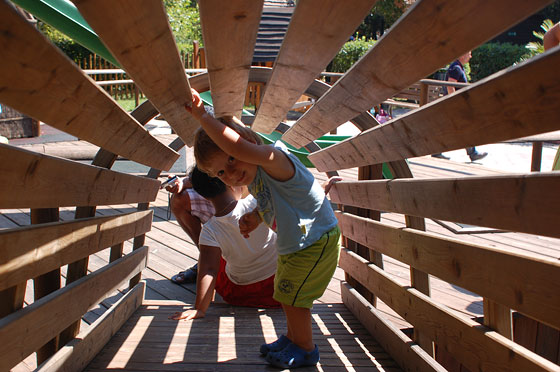 CAVALLINO MATTO - Africa Village, un piccolo villaggio realizzato tutto in legno con capanne, scivoli, percorsi e altri divertenti giochi a tema
