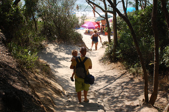 CALA VIOLINA - Ultimo tratto in ripida discesa e raggiungiamo la spiaggia