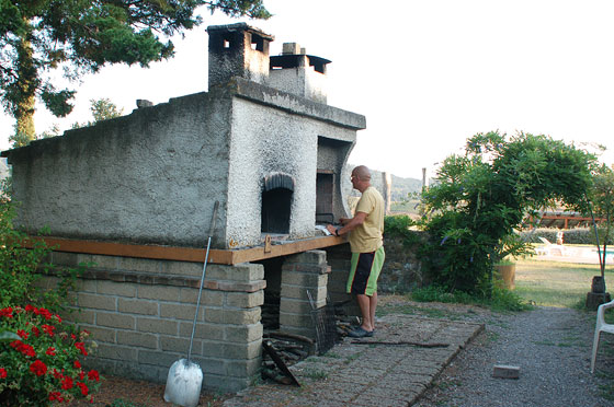 ALTA MAREMMA - Stasera bistecca nel bel barbecue dell'agriturismo Montepozzalino