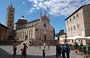 MASSA MARITTIMA. La cattedrale di San Cerbone è disposta in posizione asimmetrica rispetto a Piazza Garibaldi - sulla destra il Palazzo del Podestà