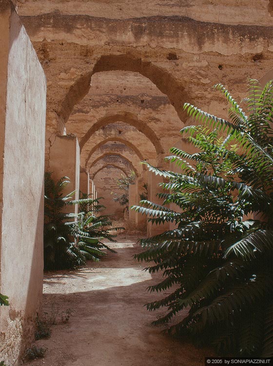 MEKNES - Le stalle dei granai e sottorranei dell'Heri es-Souani senza copertura, sembrano non finire mai